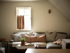 a living room with a couch and a window at Bonni B&B in Pangbourne