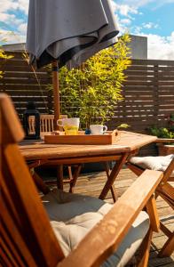 een houten tafel met een parasol op een patio bij Bonjardim Terrace in Porto