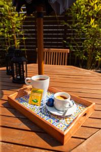 twee kopjes koffie op een dienblad op een tafel bij Bonjardim Terrace in Porto