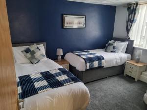 Giường trong phòng chung tại 7-Bed Beachside Retreat - Sleeps 14 & Pet Friendly +6 ảnh