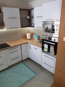 Kuchyňa alebo kuchynka v ubytovaní Oli apartments Telgárt