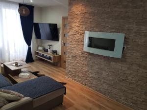 Televízia a/alebo spoločenská miestnosť v ubytovaní Oli apartments Telgárt