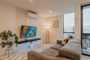 Televiisor ja/või meelelahutuskeskus majutusasutuses Designer's Pad In Central City