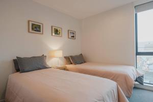 Voodi või voodid majutusasutuse Designer's Pad In Central City toas