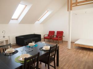 uma sala de estar com uma mesa de jantar e cadeiras em Apartment Brno Reissigova em Brno