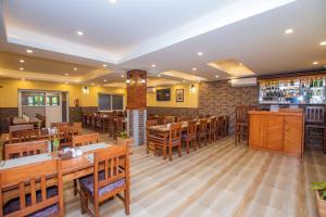 Un restaurante u otro lugar para comer en Hotel Hidden Kingdom