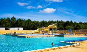 Bazén v ubytování Camping Officiel Siblu Les Oyats nebo v jeho okolí