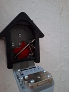 ein Vogelhaus mit einem Herz darin in der Unterkunft Il Nido Bianco in Ostuni