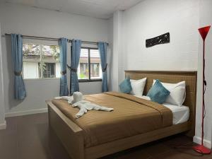 En eller flere senge i et værelse på Villas Chalitaa วิลล่าชาลิตา