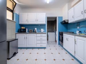 Dapur atau dapur kecil di Regatta - Beachfront and Sea Views