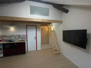 Kuchyňa alebo kuchynka v ubytovaní Hotel Vinařice Česky kras