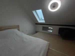 Posteľ alebo postele v izbe v ubytovaní Hotel Vinařice Česky kras