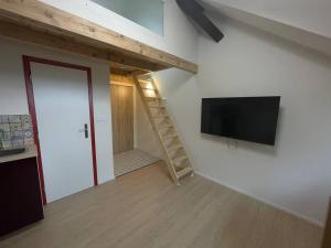 Televízia a/alebo spoločenská miestnosť v ubytovaní Hotel Vinařice Česky kras