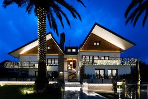 dom z palmą przed nim w obiekcie Villa Carmen by Basquelidays w mieście Hondarribia