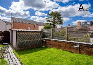 Κήπος έξω από το Comfortable Two-Bedroom House - Garden, Free Parking, Fast Wi-Fi, Great for Business & Relocation By AV Hughes Properties