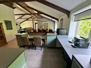 una cucina e una sala da pranzo con tavolo e sedie di Huize Cobertizo is landelijk en uniek gelegen. a De Wijk