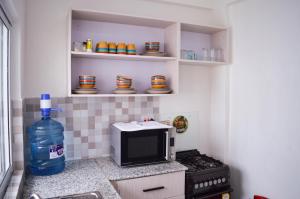 Η κουζίνα ή μικρή κουζίνα στο Roma Stays - Sunset 4BR Exquisite Apartment with Pool in Shanzu