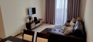 Una sala de estar con un sofá y un televisor. en Apartamento Quitéria - Funchal, en Funchal