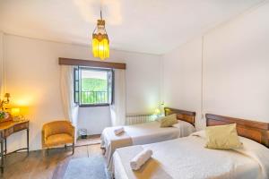 Postel nebo postele na pokoji v ubytování Casa rural Arotzenia, hogar rústico en pleno valle de la Ulzama