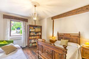 Postel nebo postele na pokoji v ubytování Casa rural Arotzenia, hogar rústico en pleno valle de la Ulzama