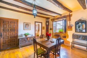 Posezení v ubytování Casa rural Arotzenia, hogar rústico en pleno valle de la Ulzama
