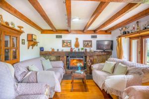 Posezení v ubytování Casa rural Arotzenia, hogar rústico en pleno valle de la Ulzama
