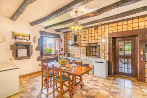 Kuchyň nebo kuchyňský kout v ubytování Casa rural Arotzenia, hogar rústico en pleno valle de la Ulzama