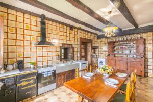 Kuchyň nebo kuchyňský kout v ubytování Casa rural Arotzenia, hogar rústico en pleno valle de la Ulzama