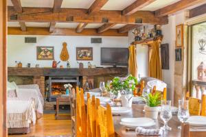 TV a/nebo společenská místnost v ubytování Casa rural Arotzenia, hogar rústico en pleno valle de la Ulzama