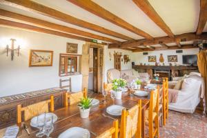 Posezení v ubytování Casa rural Arotzenia, hogar rústico en pleno valle de la Ulzama