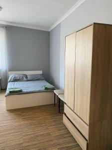 Postel nebo postele na pokoji v ubytování Gryfny Hotel