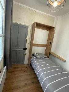 a small bedroom with a bed in the corner at Studio - Chambre Avignon centre in Avignon