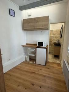 a small kitchen with a counter and a microwave at Studio - Chambre Avignon centre in Avignon