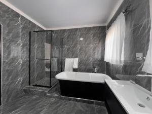 Koupelna v ubytování Oakville Lodge + 7 fotografií