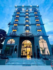 d'un grand bâtiment bleu avec balcon. dans l'établissement TH BonRoyal Hotel, à Addis-Abeba