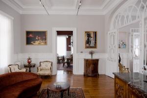 Χώρος καθιστικού στο Victoria Mansion A Luxurious Neoclassical Experience