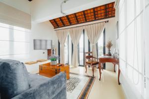 een woonkamer met een bank en een tafel bij Xinlor House - Phuket Old Town in Phuket