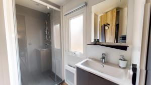 Ένα μπάνιο στο Camping Officiel Siblu Le Marisol +31 φωτογραφίες