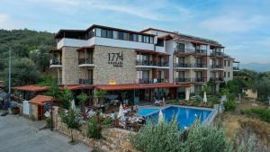 a hotel with a swimming pool in front of it at 1774 Kazdağı Termal Otel in Ilija
