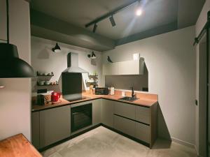 eine Küche mit Spüle und Herd in der Unterkunft Stampace Charming in Cagliari + 56 Fotos