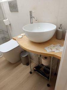 un bagno con un lavandino bianco e un water di Loft Delitala 1 ad Alghero