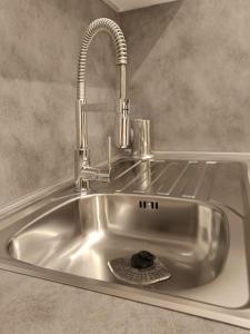 un lavello in acciaio inossidabile con scarico di Loft Delitala 1 ad Alghero