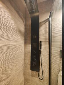 eine Dusche im Bad mit Dusche in der Unterkunft Stampace Charming in Cagliari