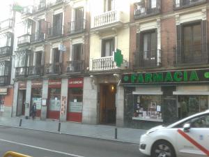 un edificio al lado de una calle de la ciudad en Hostal New Life Madrid, en Madrid