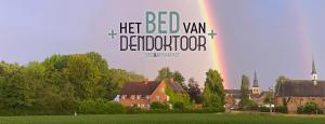 MeerhoutHet Bed van den Doktoor的彩虹在房子的天空中