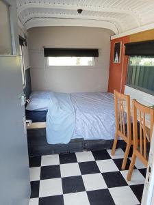 Postel nebo postele na pokoji v ubytování Pipowagen boerderij de schans