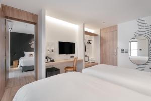 Voodi või voodid majutusasutuse Blu Monkey Hub and Hotel Laguna, Bangtao Phuket toas