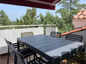 En balkon eller terrasse på Apartment for six people Jezera