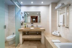 A bathroom at Barceló Granada Congress