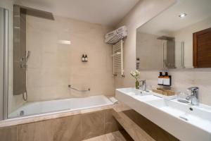 A bathroom at Barceló Granada Congress